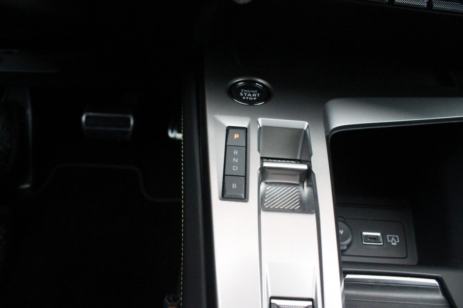 Peugeot 308 1.6 Plug-in Hybrid 225PK GT | ELEKTRISCH BEDIENBARE BESTUURDERSSTOEL MET GEHEUGENFUNCTIE | VOORSTOELEN MET VERWARMING EN MASSAGE FUNCTIE | 360° CAMERA | PARKEERSENSOREN VOOR + ACHTER | NAVIGATIE | DRAADLOZE APPLE CARPLAY/ANDROID AUTO | DAB+ RADIO | DODEHOEK DETECTIE | ADAPTIVE CRUISE CONTROL | KEYLESS ENTRY/START | 18" LICHTEMETALEN VELGEN |
