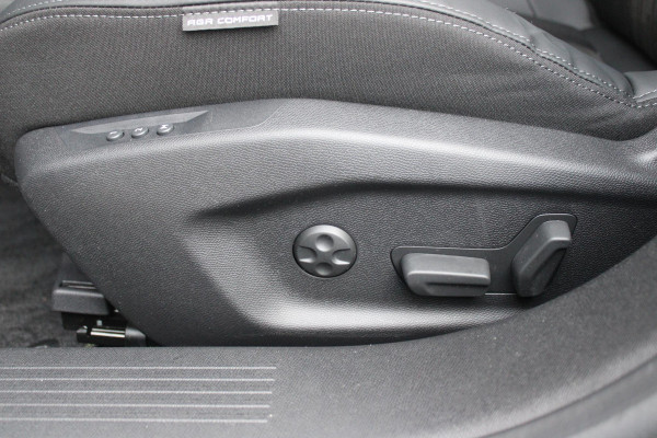 Peugeot 308 1.6 Plug-in Hybrid 225PK GT | ELEKTRISCH BEDIENBARE BESTUURDERSSTOEL MET GEHEUGENFUNCTIE | VOORSTOELEN MET VERWARMING EN MASSAGE FUNCTIE | 360° CAMERA | PARKEERSENSOREN VOOR + ACHTER | NAVIGATIE | DRAADLOZE APPLE CARPLAY/ANDROID AUTO | DAB+ RADIO | DODEHOEK DETECTIE | ADAPTIVE CRUISE CONTROL | KEYLESS ENTRY/START | 18" LICHTEMETALEN VELGEN |