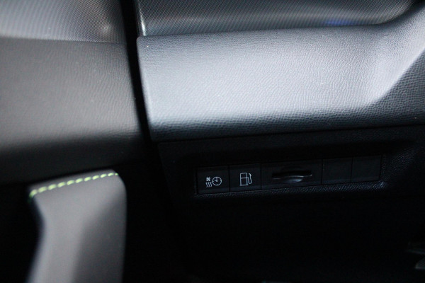 Peugeot 308 1.6 Plug-in Hybrid 225PK GT | ELEKTRISCH BEDIENBARE BESTUURDERSSTOEL MET GEHEUGENFUNCTIE | VOORSTOELEN MET VERWARMING EN MASSAGE FUNCTIE | 360° CAMERA | PARKEERSENSOREN VOOR + ACHTER | NAVIGATIE | DRAADLOZE APPLE CARPLAY/ANDROID AUTO | DAB+ RADIO | DODEHOEK DETECTIE | ADAPTIVE CRUISE CONTROL | KEYLESS ENTRY/START | 18" LICHTEMETALEN VELGEN |