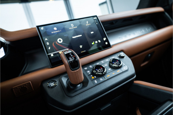 Land Rover Defender 110 4.4 P635 Octa - Petra Copper | BTW | Panorama | Meridian | Luchtvering | Trekhaak