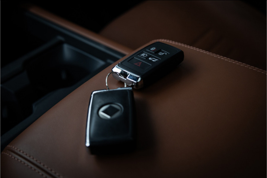 Land Rover Defender 110 4.4 P635 Octa - Petra Copper | BTW | Panorama | Meridian | Luchtvering | Trekhaak