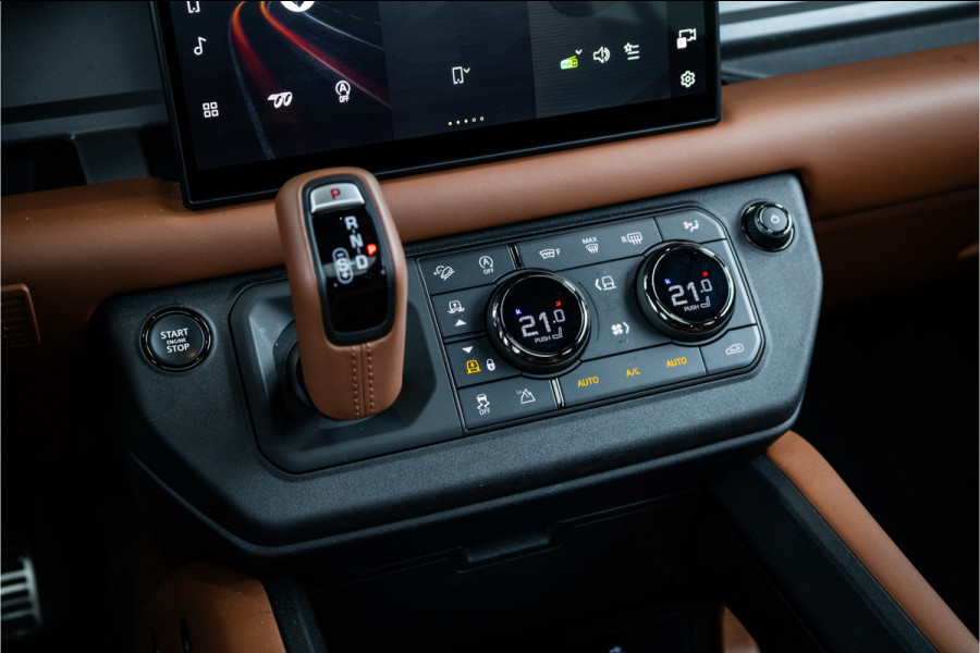 Land Rover Defender 110 4.4 P635 Octa - Petra Copper | BTW | Panorama | Meridian | Luchtvering | Trekhaak