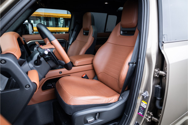 Land Rover Defender 110 4.4 P635 Octa - Petra Copper | BTW | Panorama | Meridian | Luchtvering | Trekhaak