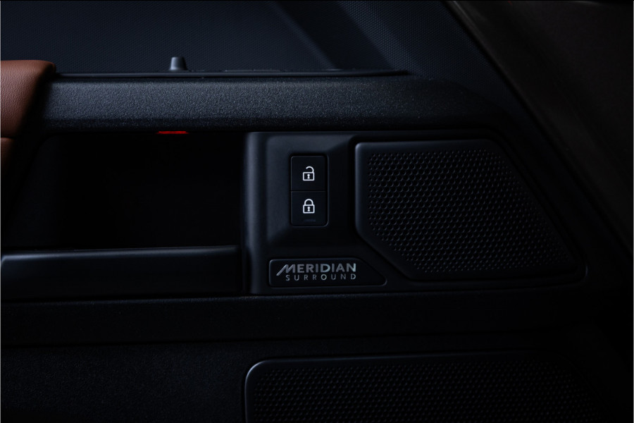 Land Rover Defender 110 4.4 P635 Octa - Petra Copper | BTW | Panorama | Meridian | Luchtvering | Trekhaak