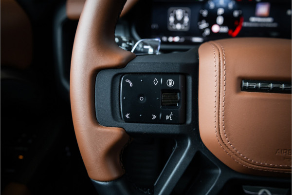 Land Rover Defender 110 4.4 P635 Octa - Petra Copper | BTW | Panorama | Meridian | Luchtvering | Trekhaak