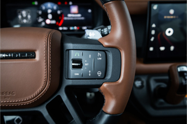 Land Rover Defender 110 4.4 P635 Octa - Petra Copper | BTW | Panorama | Meridian | Luchtvering | Trekhaak