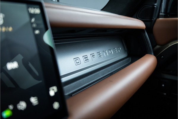 Land Rover Defender 110 4.4 P635 Octa - Petra Copper | BTW | Panorama | Meridian | Luchtvering | Trekhaak