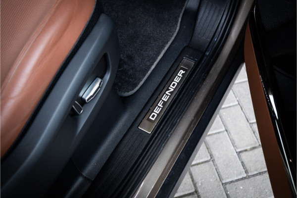 Land Rover Defender 110 4.4 P635 Octa - Petra Copper | BTW | Panorama | Meridian | Luchtvering | Trekhaak