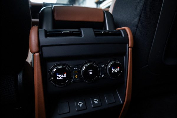 Land Rover Defender 110 4.4 P635 Octa - Petra Copper | BTW | Panorama | Meridian | Luchtvering | Trekhaak