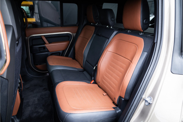 Land Rover Defender 110 4.4 P635 Octa - Petra Copper | BTW | Panorama | Meridian | Luchtvering | Trekhaak