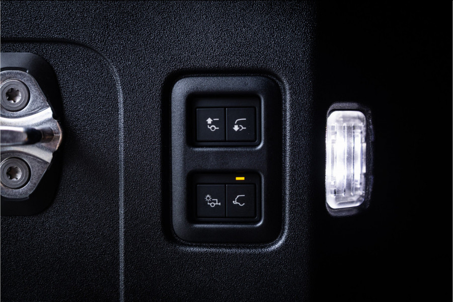 Land Rover Defender 110 4.4 P635 Octa - Petra Copper | BTW | Panorama | Meridian | Luchtvering | Trekhaak