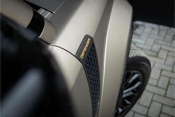 Land Rover Defender 110 4.4 P635 Octa - Petra Copper | BTW | Panorama | Meridian | Luchtvering | Trekhaak