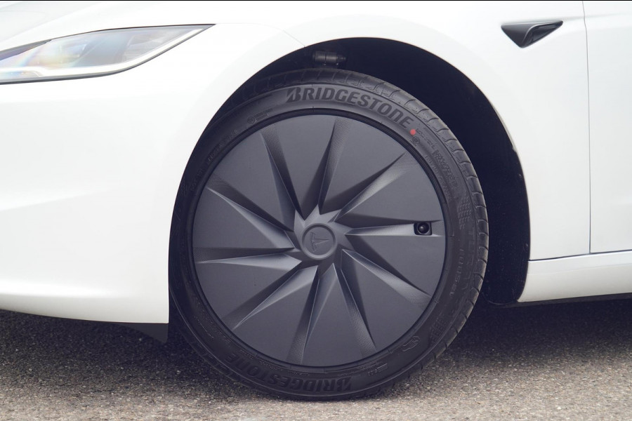 Tesla Model 3 RWD 60 kWh / Nieuw! / Incl. BTW / Pano / Stuurverw. / Elek. Klep / 360 camera / Pearl White Metallic