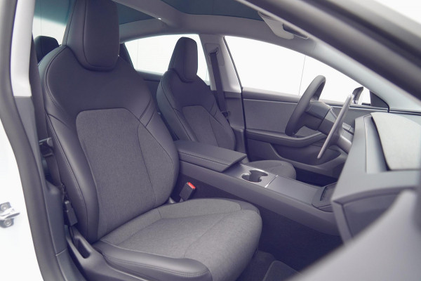 Tesla Model 3 RWD 60 kWh / Nieuw! / Incl. BTW / Pano / Stuurverw. / Elek. Klep / 360 camera / Pearl White Metallic