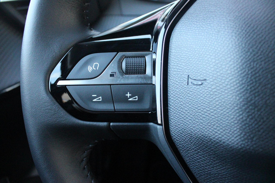 Peugeot e-208 EV ALLURE 156PK 51 kWh | WARMTEPOMP | 3-FASE! | NAVIGATIE | DRAADLOZE APPLE CARPLAY/ANDROID AUTO | DODEHOEK DETECTIE | CAMERA VOOR + ACHTER | ADAPTIVE CRUISE CONTROL | CLIMATE CONTROL |