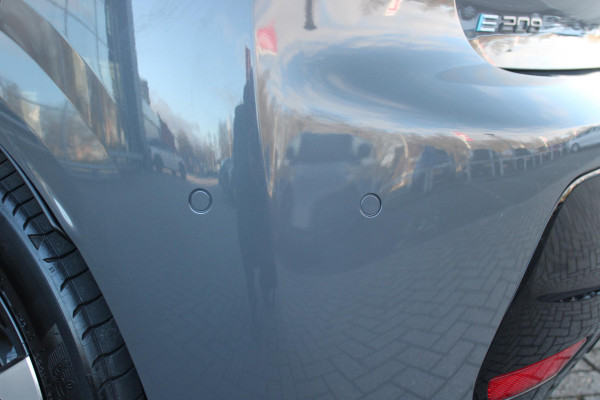 Peugeot e-208 EV ALLURE 156PK 51 kWh | WARMTEPOMP | 3-FASE! | NAVIGATIE | DRAADLOZE APPLE CARPLAY/ANDROID AUTO | DODEHOEK DETECTIE | CAMERA VOOR + ACHTER | ADAPTIVE CRUISE CONTROL | CLIMATE CONTROL |