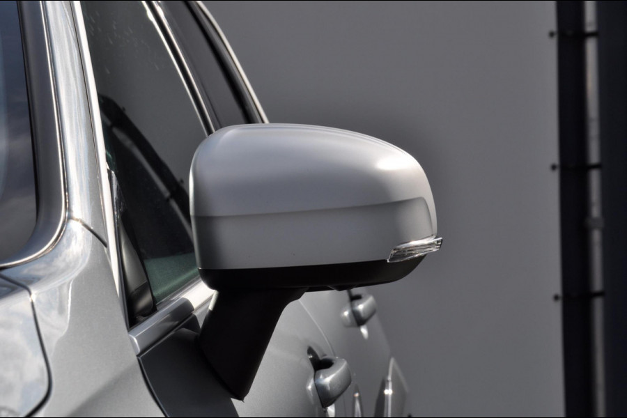 Volvo XC60 T8 390PK Automaat Recharge AWD R-Design / Adaptieve cruise control/ BLIS/ Panoramadak/ Trekhaak/ Head up display/ 360 camera/ Parkeersensoren/ Stoel en stuurwielverwarming