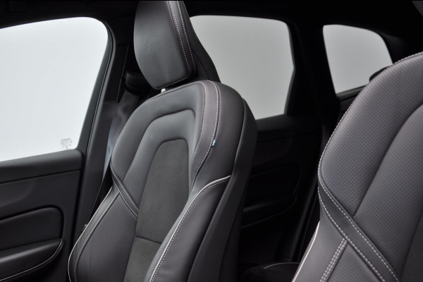 Volvo XC60 T8 390PK Automaat Recharge AWD R-Design / Adaptieve cruise control/ BLIS/ Panoramadak/ Trekhaak/ Head up display/ 360 camera/ Parkeersensoren/ Stoel en stuurwielverwarming