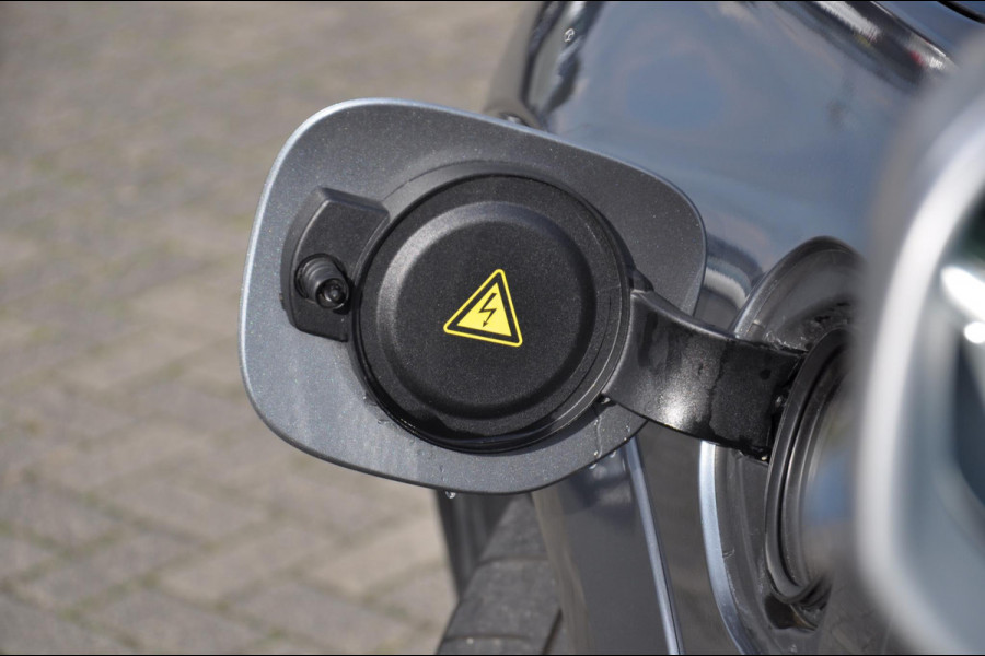 Volvo XC60 T8 390PK Automaat Recharge AWD R-Design / Adaptieve cruise control/ BLIS/ Panoramadak/ Trekhaak/ Head up display/ 360 camera/ Parkeersensoren/ Stoel en stuurwielverwarming