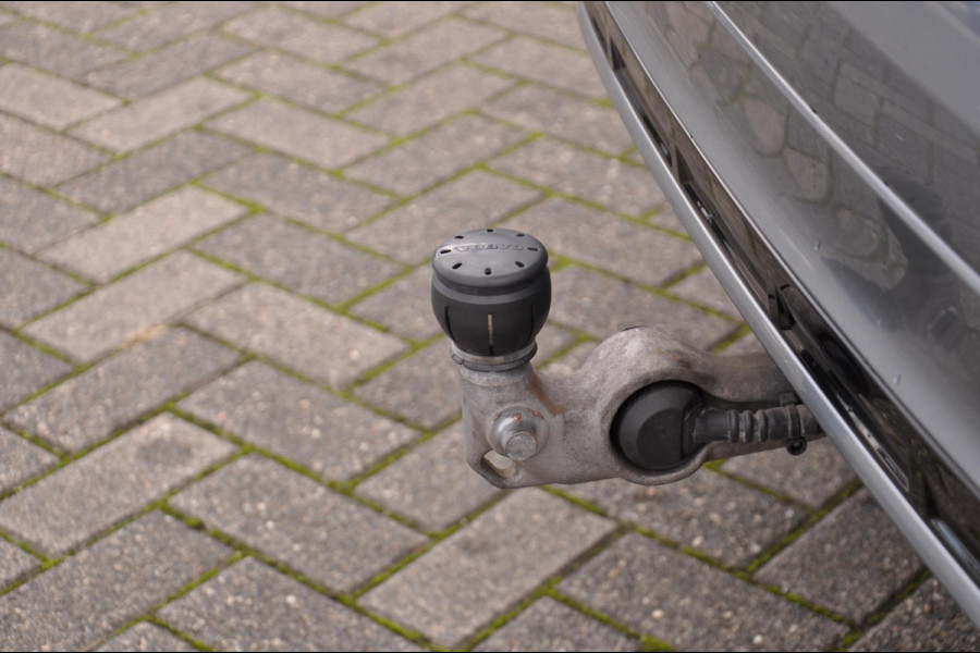 Volvo XC60 T8 390PK Automaat Recharge AWD R-Design / Adaptieve cruise control/ BLIS/ Panoramadak/ Trekhaak/ Head up display/ 360 camera/ Parkeersensoren/ Stoel en stuurwielverwarming