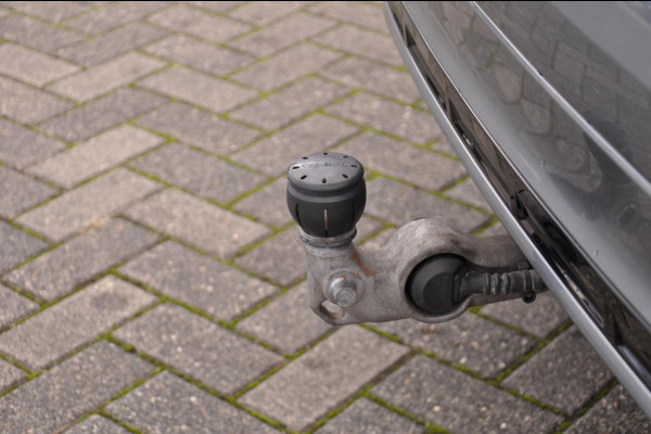 Volvo XC60 T8 390PK Automaat Recharge AWD R-Design / Adaptieve cruise control/ BLIS/ Panoramadak/ Trekhaak/ Head up display/ 360 camera/ Parkeersensoren/ Stoel en stuurwielverwarming