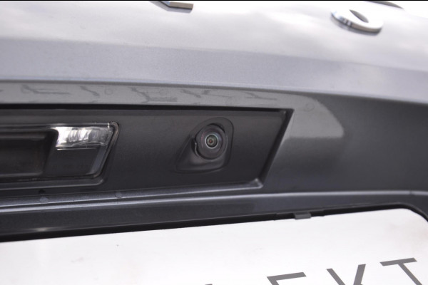 Volvo XC60 T8 390PK Automaat Recharge AWD R-Design / Adaptieve cruise control/ BLIS/ Panoramadak/ Trekhaak/ Head up display/ 360 camera/ Parkeersensoren/ Stoel en stuurwielverwarming