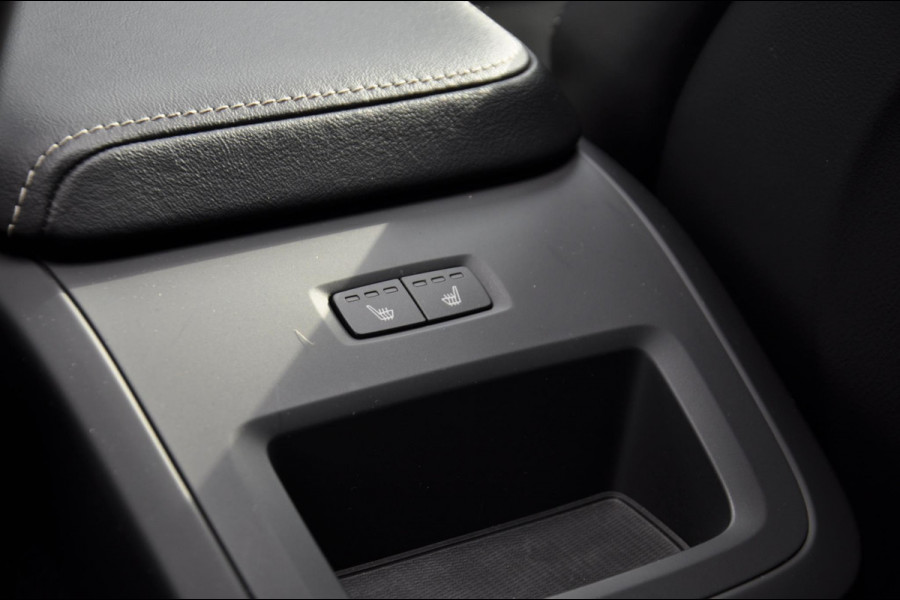 Volvo XC60 T8 390PK Automaat Recharge AWD R-Design / Adaptieve cruise control/ BLIS/ Panoramadak/ Trekhaak/ Head up display/ 360 camera/ Parkeersensoren/ Stoel en stuurwielverwarming