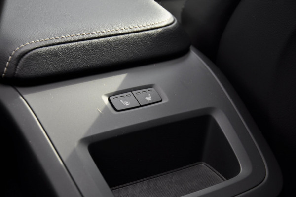 Volvo XC60 T8 390PK Automaat Recharge AWD R-Design / Adaptieve cruise control/ BLIS/ Panoramadak/ Trekhaak/ Head up display/ 360 camera/ Parkeersensoren/ Stoel en stuurwielverwarming