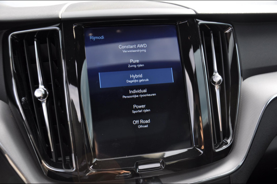 Volvo XC60 T8 390PK Automaat Recharge AWD R-Design / Adaptieve cruise control/ BLIS/ Panoramadak/ Trekhaak/ Head up display/ 360 camera/ Parkeersensoren/ Stoel en stuurwielverwarming