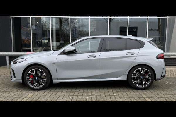 BMW 1-serie 120i High Executive M Sport Pakket Automaat / Panoramadak / Head-Up Display / Live Cockpit Professional / Comfort Access / Adaptief M Onderstel / Sportstoelen / Adaptieve LED-koplamp / Driving Assistant / 19 Inch / Stoelverwarming / M Sportremsysteem
