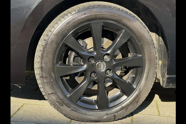 Opel Corsa 1.2 BLACK Edition - Navigatie / Apple CarPlay I Airco I PDC I Sport velgen I Dealer onderhouden