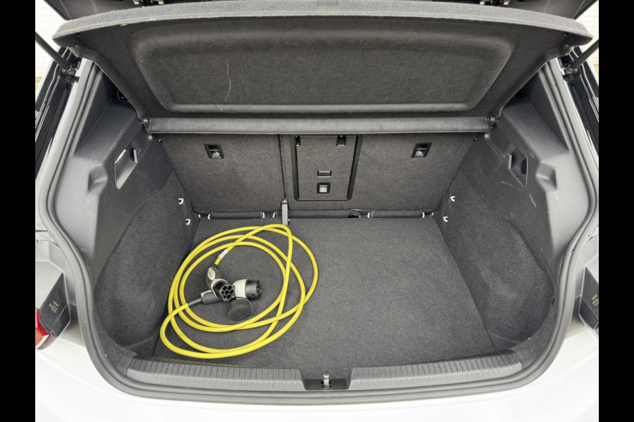Volkswagen ID.3 First Plus 58 kWh SOH 86% Adaptive cruise Climate Stuur-/stoelverwarming Navi Apple / Android DAB