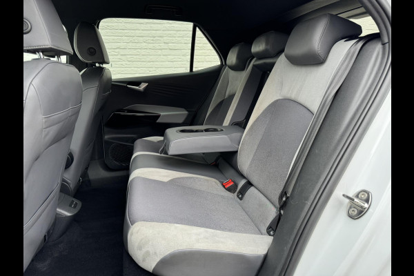 Volkswagen ID.3 First Plus 58 kWh SOH 86% Adaptive cruise Climate Stuur-/stoelverwarming Navi Apple / Android DAB