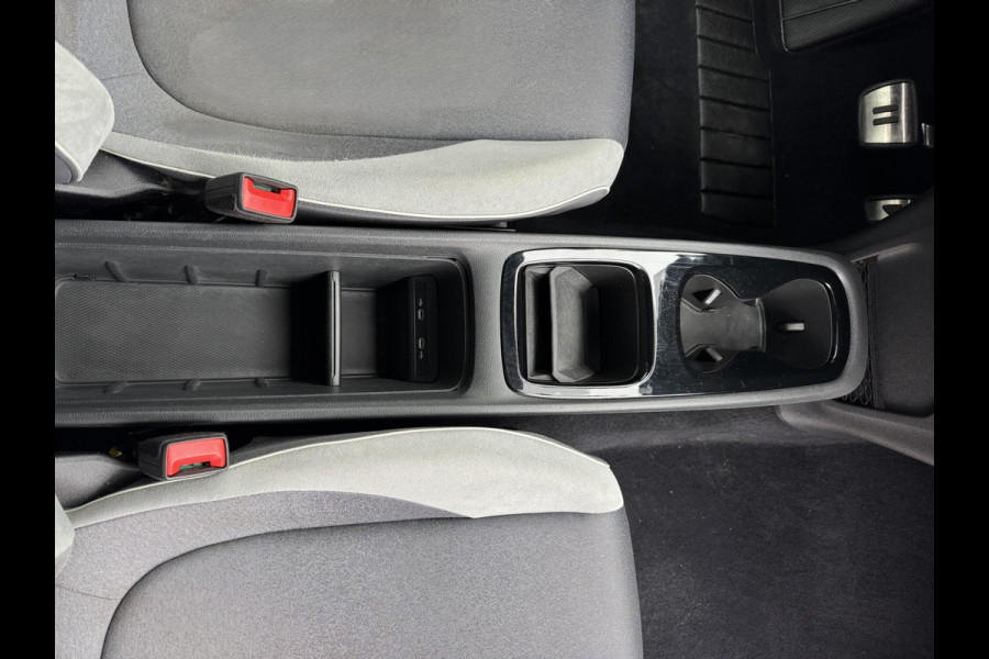 Volkswagen ID.3 First Plus 58 kWh SOH 86% Adaptive cruise Climate Stuur-/stoelverwarming Navi Apple / Android DAB