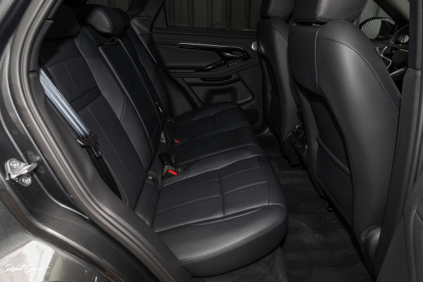 Land Rover Range Rover Evoque 1.5 P300e AWD R-Dynamic SE | Adaptieve cruise | Zwenkbare trekhaak | Premium audio | Apple carplay |