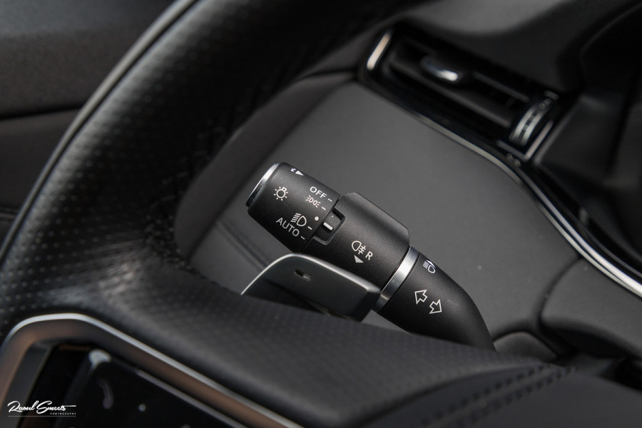 Land Rover Range Rover Evoque 1.5 P300e AWD R-Dynamic SE | Adaptieve cruise | Zwenkbare trekhaak | Premium audio | Apple carplay |