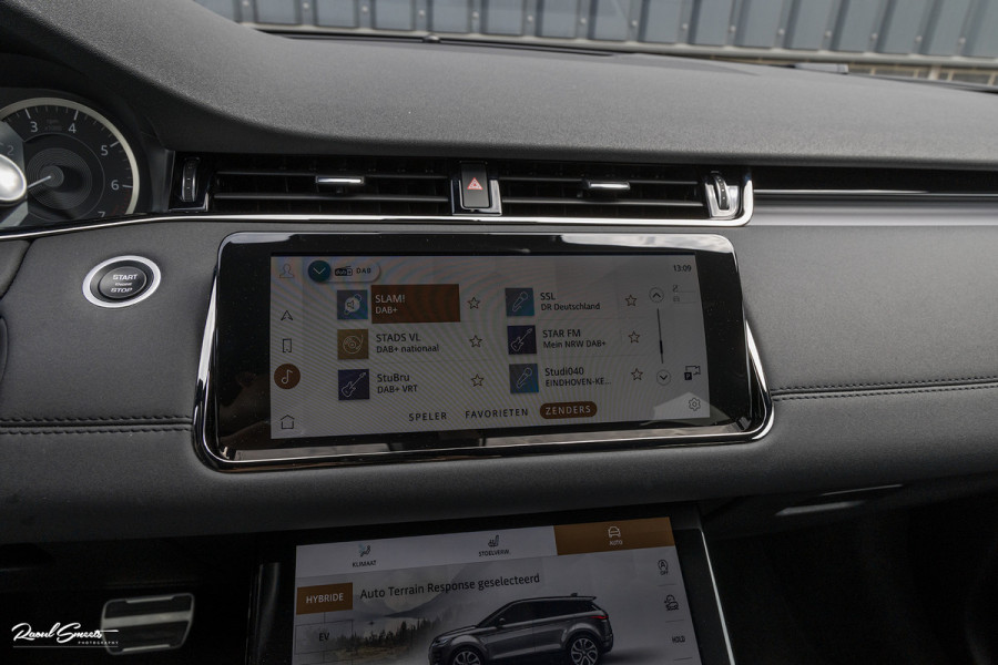 Land Rover Range Rover Evoque 1.5 P300e AWD R-Dynamic SE | Adaptieve cruise | Zwenkbare trekhaak | Premium audio | Apple carplay |