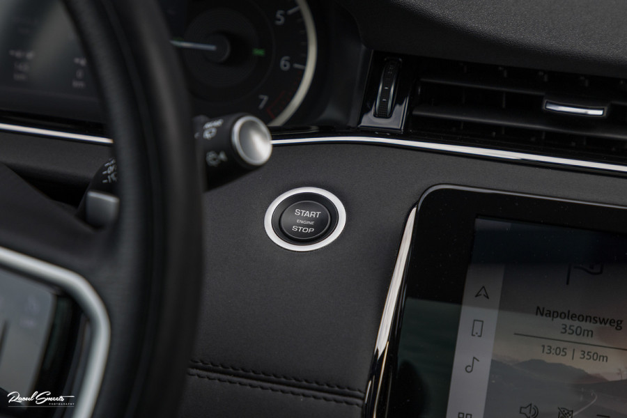 Land Rover Range Rover Evoque 1.5 P300e AWD R-Dynamic SE | Adaptieve cruise | Zwenkbare trekhaak | Premium audio | Apple carplay |