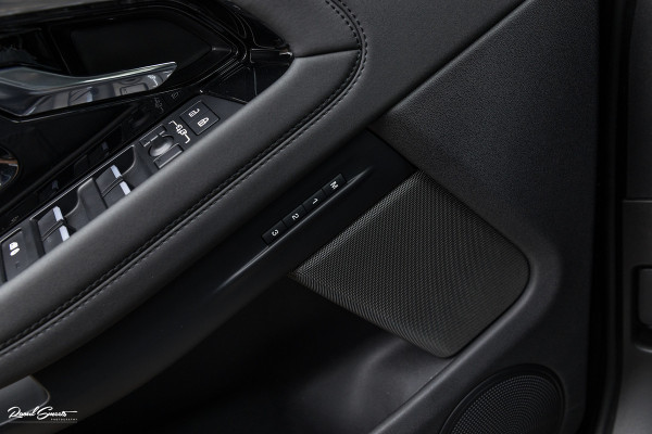 Land Rover Range Rover Evoque 1.5 P300e AWD R-Dynamic SE | Adaptieve cruise | Zwenkbare trekhaak | Premium audio | Apple carplay |