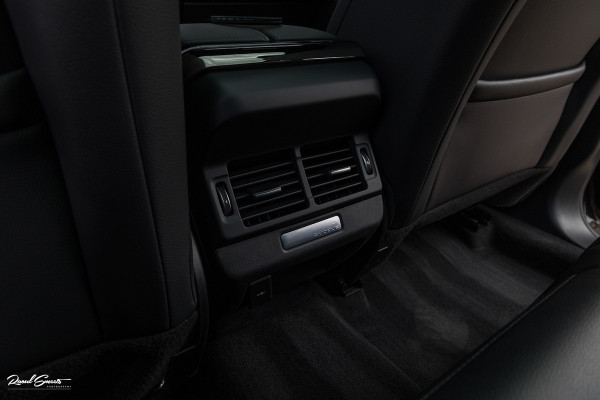Land Rover Range Rover Evoque 1.5 P300e AWD R-Dynamic SE | Adaptieve cruise | Zwenkbare trekhaak | Premium audio | Apple carplay |