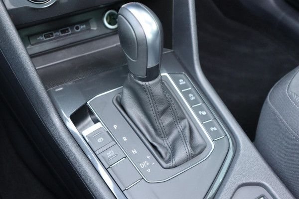 Volkswagen Tiguan 1.5 TSI ACT Highline Business R-Line org.NL schuifdak camera el.klep stoelverw.