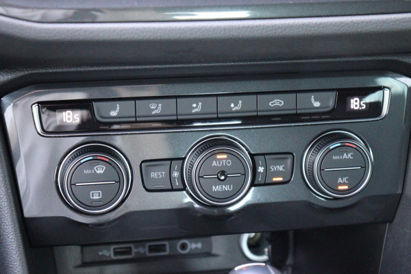 Volkswagen Tiguan 1.5 TSI ACT Highline Business R-Line org.NL schuifdak camera el.klep stoelverw.