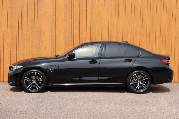BMW 3-serie 330e M-Sport org.NL Harman Kardon 2xel.stoel+leer+mem+verw. camera