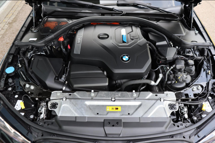 BMW 3-serie 330e M-Sport org.NL Harman Kardon 2xel.stoel+leer+mem+verw. camera