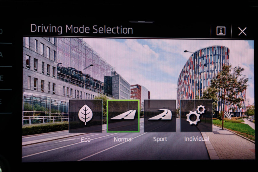 Škoda Kodiaq 1.5 TSI Sportline Business org.NL schuifdak trekhaak stuur+stoelverw camera canton