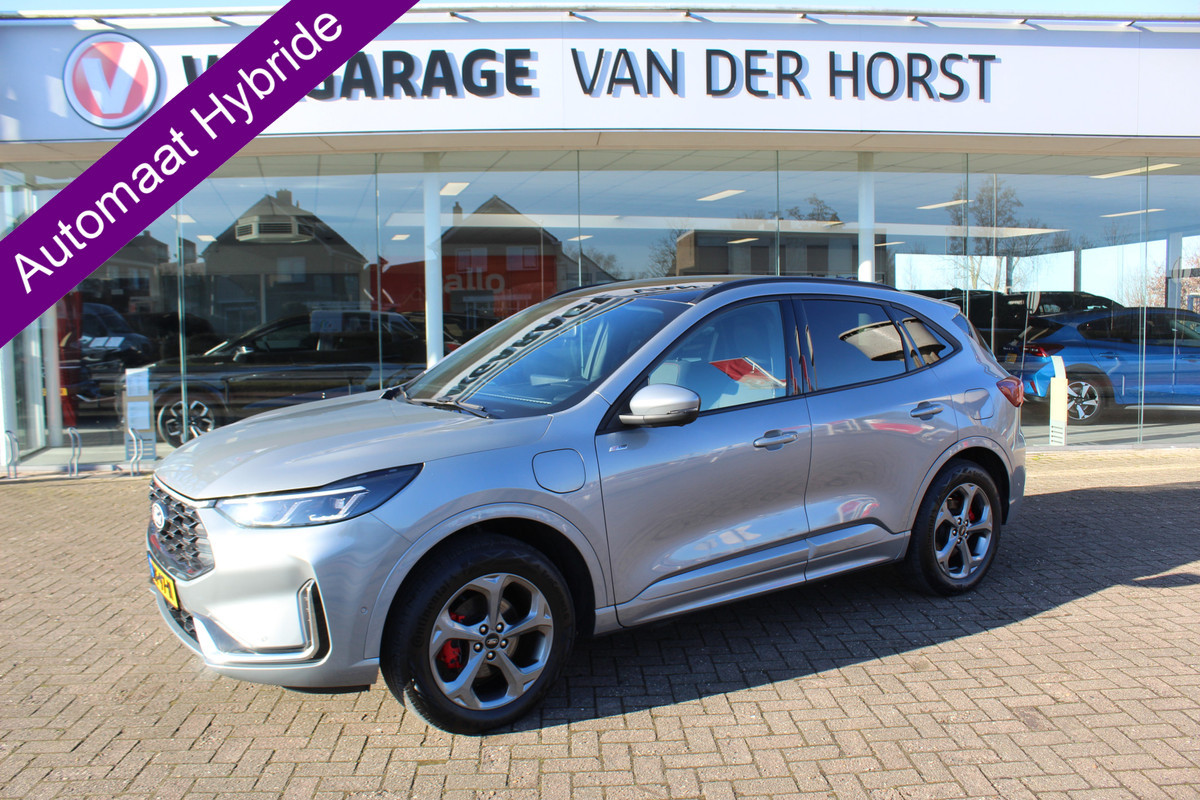Ford Kuga 2.5-243pk PHEV ST-Line X. Van €. 54.937,- voor €. 43.735,- Trekgewicht van 2.100kg ! Elektr. panodak., elektr. trekhaak, stoel-, stuur- en voorraamverw., 360gr. Camera, HUD, AppleCarplay/Androidauto, Elektr. verstelb. comfortstoelen, LED verl.