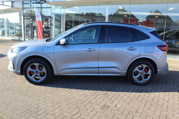 Ford Kuga 2.5-243pk PHEV ST-Line X. Van €. 54.937,- voor €. 43.735,- Trekgewicht van 2.100kg ! Elektr. panodak., elektr. trekhaak, stoel-, stuur- en voorraamverw., 360gr. Camera, HUD, AppleCarplay/Androidauto, Elektr. verstelb. comfortstoelen, LED verl.