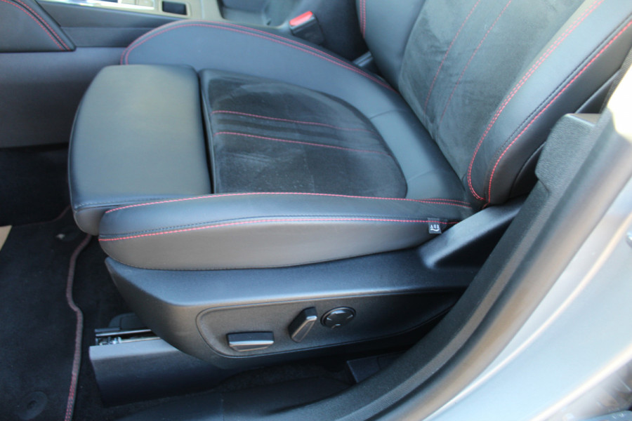 Ford Kuga 2.5-243pk PHEV ST-Line X. Van €. 54.937,- voor €. 43.735,- Trekgewicht van 2.100kg ! Elektr. panodak., elektr. trekhaak, stoel-, stuur- en voorraamverw., 360gr. Camera, HUD, AppleCarplay/Androidauto, Elektr. verstelb. comfortstoelen, LED verl.