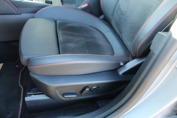 Ford Kuga 2.5-243pk PHEV ST-Line X. Van €. 54.937,- voor €. 43.735,- Trekgewicht van 2.100kg ! Elektr. panodak., elektr. trekhaak, stoel-, stuur- en voorraamverw., 360gr. Camera, HUD, AppleCarplay/Androidauto, Elektr. verstelb. comfortstoelen, LED verl.