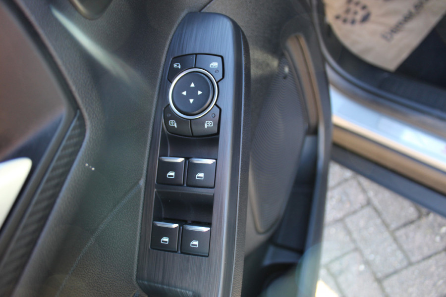 Ford Kuga 2.5-243pk PHEV ST-Line X. Van €. 54.937,- voor €. 43.735,- Trekgewicht van 2.100kg ! Elektr. panodak., elektr. trekhaak, stoel-, stuur- en voorraamverw., 360gr. Camera, HUD, AppleCarplay/Androidauto, Elektr. verstelb. comfortstoelen, LED verl.